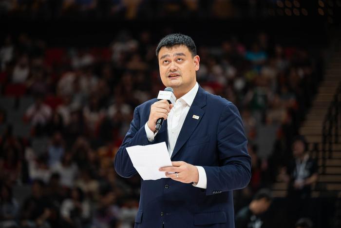 篮球明星亮相慈善赛,为儿童慈善事业奉献爱心的简单介绍 篮球明星亮相慈善赛,为儿童慈善事业奉献爱心的简单介绍