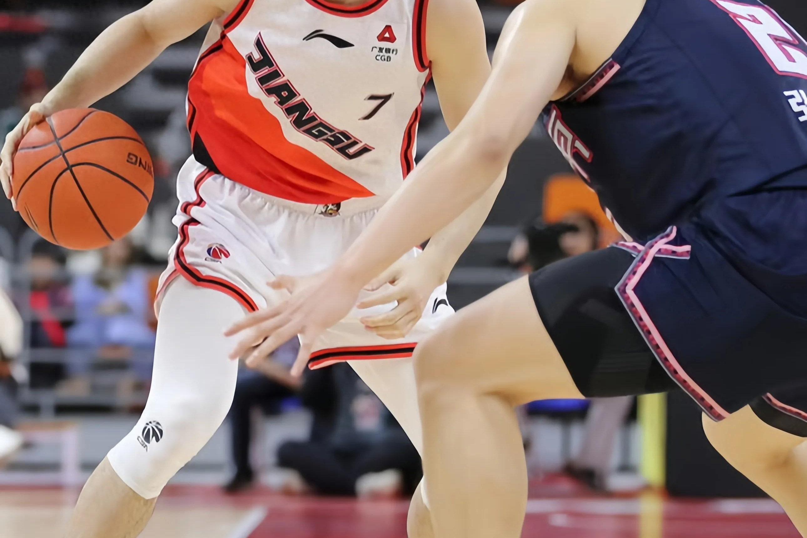 包含沪上球队赢得胜利，聚光灯下备受关注的词条