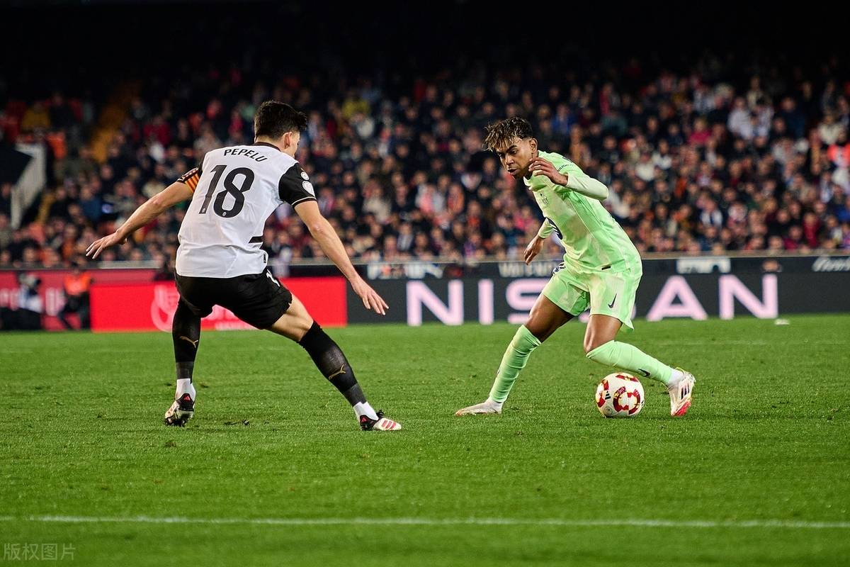 包含瓦伦西亚惨遭惩罚，输球令球迷失望的词条