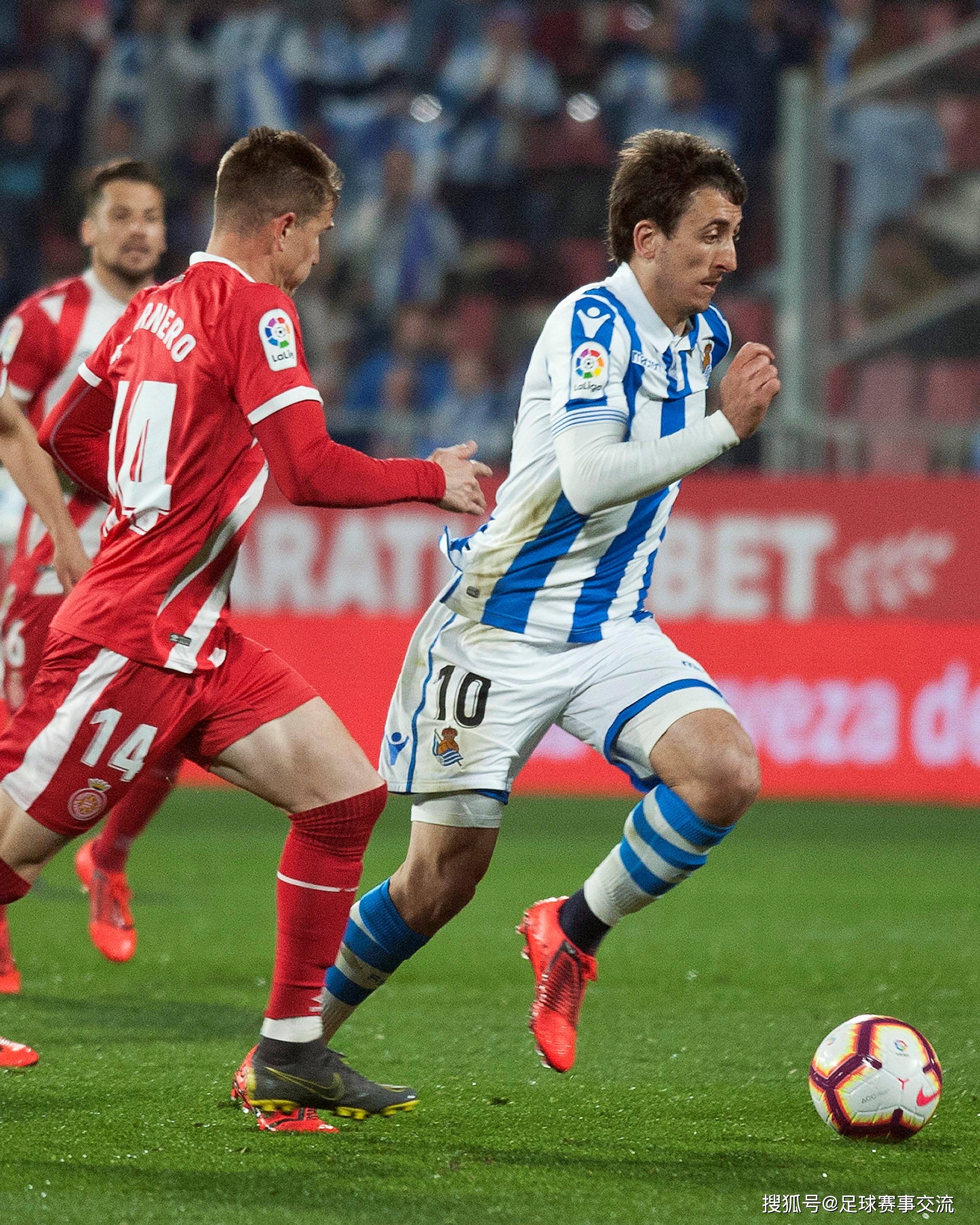 一场高水平足球比赛上演，球员们技术精湛表现的简单介绍