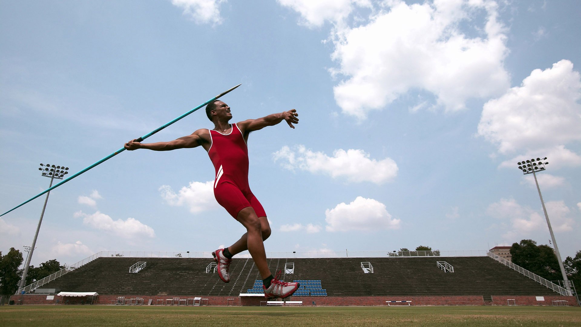 太阳粉碎尼克斯，伦纳德成为全场焦点